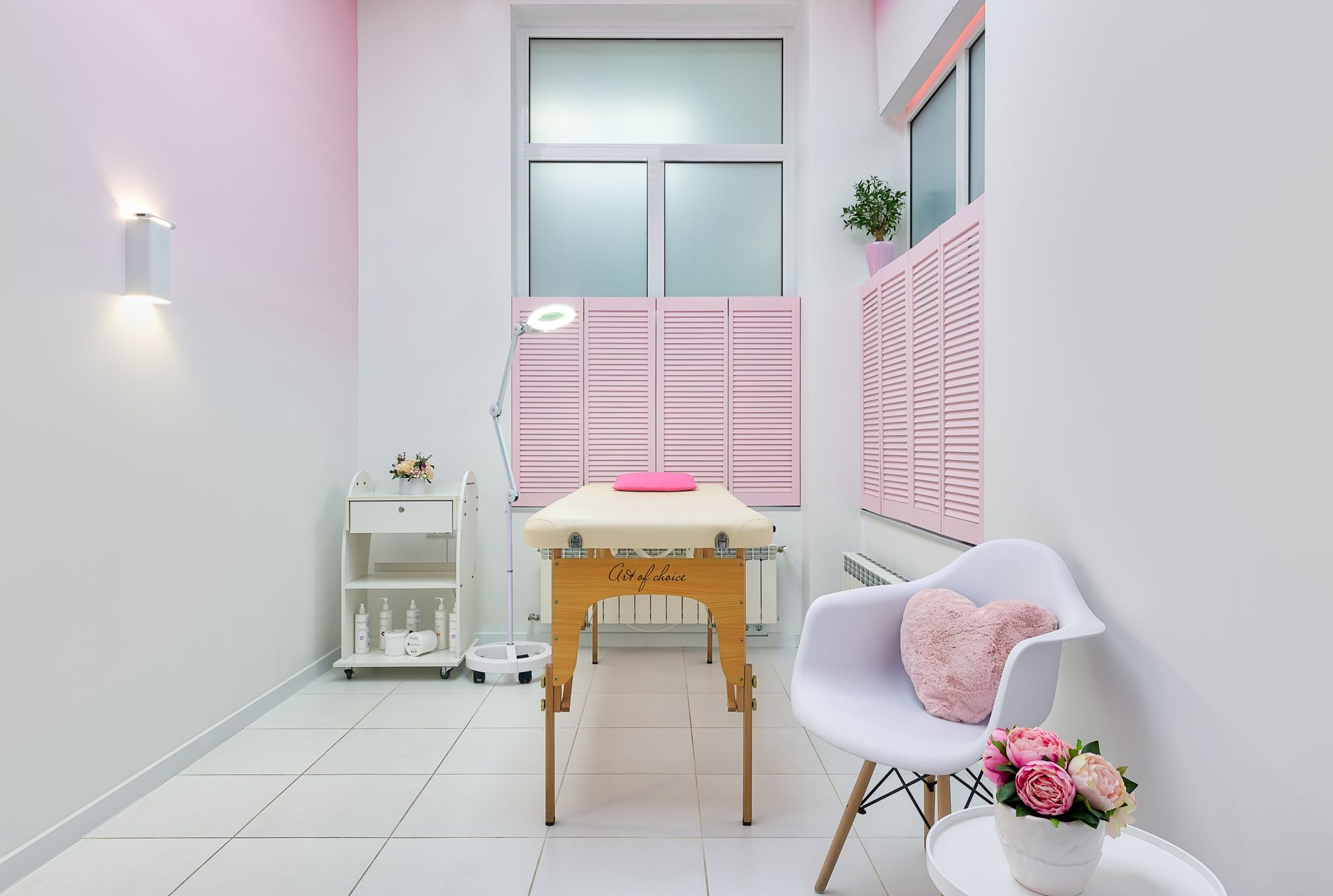 Behandlungs-Ecke mit Lampe und Produkt-Display